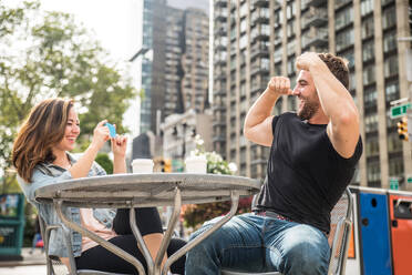 Couple dating in a coffeehouse bar in Manhattan - Tourists talking and having fun while sighseeing New York - DMDF07407