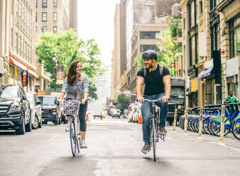 Couple of cyclist in New York - Couple of lovers sighseeing Manhattan on bikes - DMDF07411