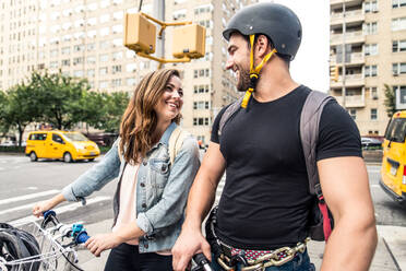 Couple of cyclist in New York - Couple of lovers sighseeing Manhattan on bikes - DMDF07426