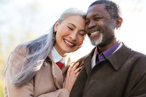 Erzählerisches Bild eines verliebten multiethnischen Seniorenpaares - DMDF07572