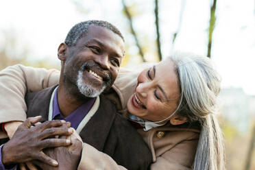 Erzählerisches Bild eines verliebten multiethnischen Seniorenpaares - DMDF07581