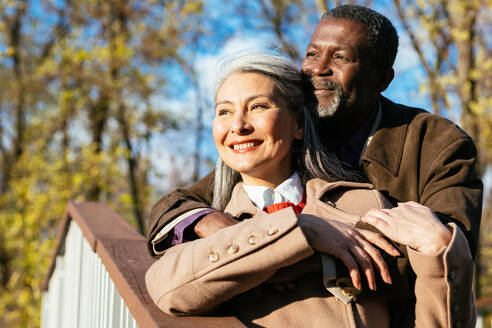 Storytelling image of a multiethnic senior couple in love - DMDF07582