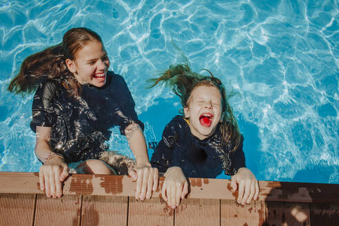 Fröhliche Freunde haben Spaß im Schwimmbad - MDOF01575