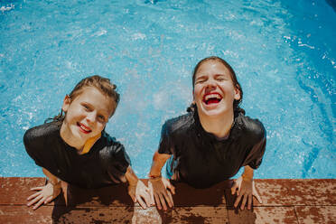 Glückliche Mädchen im Schwimmbad an einem sonnigen Tag - MDOF01576