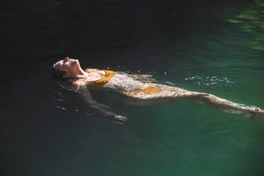 Auf dem Wasser treibende Frau im Fluss - PCLF00765