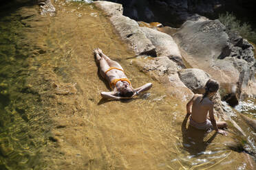 Mutter mit Sohn entspannt am Fluss - PCLF00766