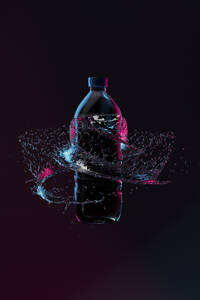 3D-Rendering von Wasser, das um eine Plastikflasche herumwirbelt - GCAF00435
