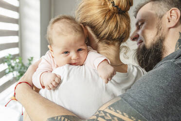 Parents with newborn daughter at home - IHF01762