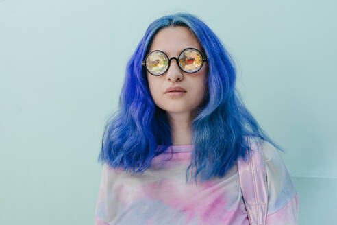 Frau mit blau gefärbtem Haar und kaleidoskopischer Brille - YTF01234