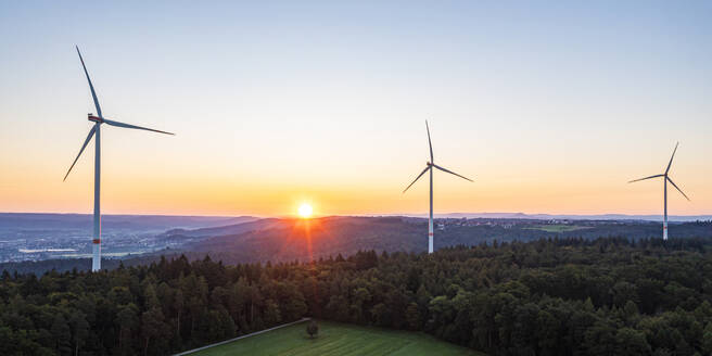 Deutschland, Baden-Württemberg, Luftpanorama eines Windparks bei Sonnenaufgang - WDF07393