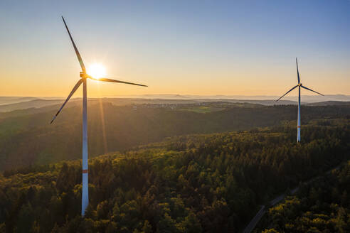 Deutschland, Baden-Württemberg, Luftaufnahme eines Windparks bei Sonnenaufgang - WDF07396
