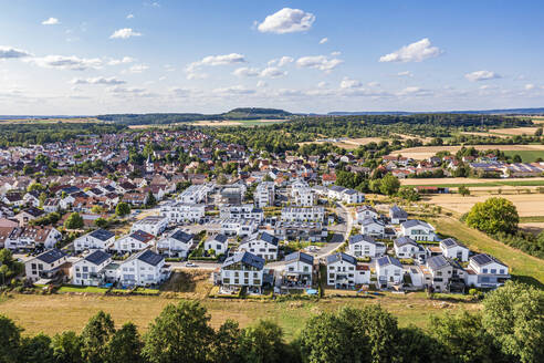 Deutschland, Baden-Württemberg, Waiblingen, Luftaufnahme des neuen klimaneutralen Baugebiets im Sommer - WDF07398