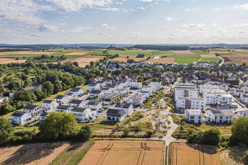 Deutschland, Baden-Württemberg, Waiblingen, Luftaufnahme des neuen klimaneutralen Baugebiets im Sommer - WDF07400