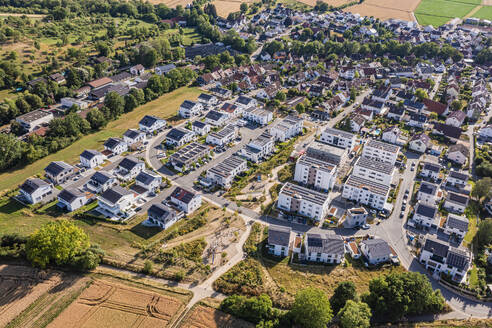 Deutschland, Baden-Württemberg, Waiblingen, Luftaufnahme des neuen klimaneutralen Baugebiets im Sommer - WDF07401