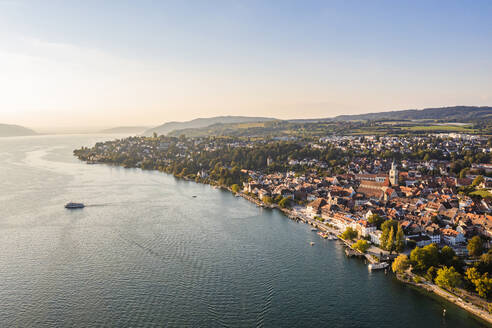 Deutschland, Baden-Württemberg, Uberlingen, Luftaufnahme der Stadt am Bodenseeufer bei Sonnenuntergang - WDF07407