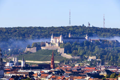 Deutschland, Bayern, Würzburg, Nebelschwaden über der Festung Marienberg - NDF01592