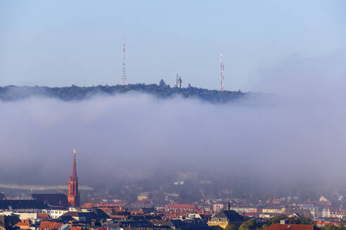 Deutschland, Bayern, Würzburg, Dichter Nebel über der Stadt - NDF01593