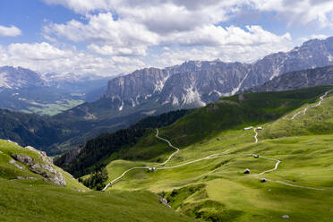 Italien, Trentino-Südtirol, Blick auf die Geislergruppe in den Dolomiten - LOMF01392