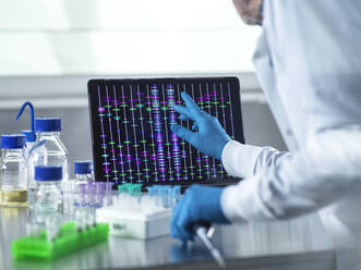 Wissenschaftlerin benutzt Laptop für genetische Forschung im Labor - ABRF01083