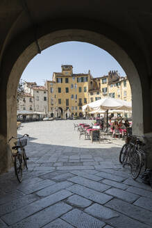 Italien, Toskana, Lucca, Piazza dellAnfiteatro mit Bogen im Vordergrund - HLF01350