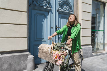 Frau fährt Fahrrad an einem sonnigen Tag - NDEF01189