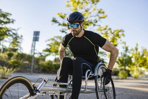 Entschlossener Sportler im Rollstuhl für den Rennsport - JCCMF10846