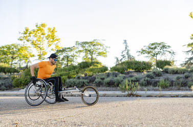 Sportler, der mit dem Rollstuhl an einem Straßenrennen teilnimmt - JCCMF10851
