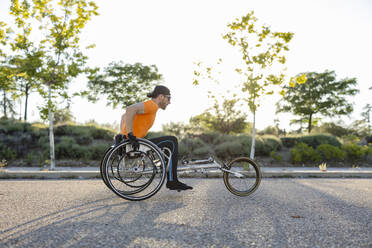 Engagierte Athletin nimmt an einem Rollstuhlrennen teil - JCCMF10852