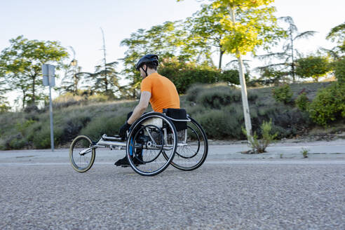 Sportler im Rollstuhl bei einem Wettkampf auf der Straße - JCCMF10859