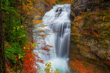 Wasser, das in den Fluss fällt, im Wald des Nationalparks Ordesa y Monte Perdido im Herbst in Huesca, Spanien - ADSF48157