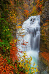 Wasser, das in den Fluss fällt, im Wald des Nationalparks Ordesa y Monte Perdido im Herbst in Huesca, Spanien - ADSF48158