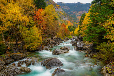Wasser, das in den Fluss fällt, im Wald des Nationalparks Ordesa y Monte Perdido im Herbst in Huesca, Spanien - ADSF48159