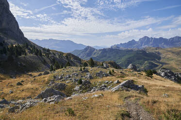 Von oben rauen felsigen von Pena Foratata Bergkette mit Gras gegen blauen Himmel in der Natur von Aragon Pyrenäen in Spanien befindet bedeckt - ADSF48191