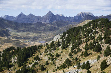 Von oben rauen felsigen von Pena Foratata Bergkette mit Gras gegen blauen Himmel in der Natur von Aragon Pyrenäen in Spanien befindet bedeckt - ADSF48192
