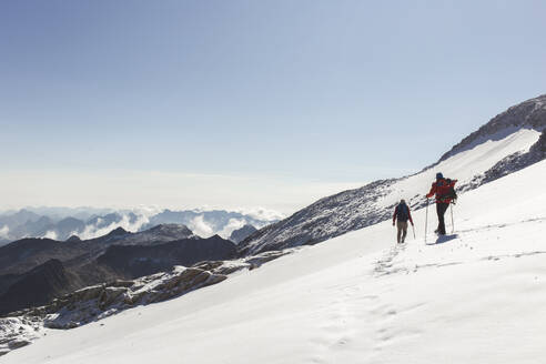Freunde wandern auf schneebedecktem Berg - PCLF00866