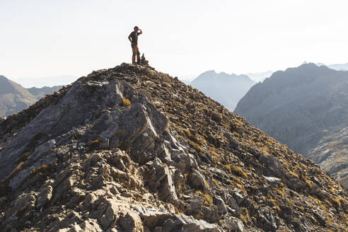 Älterer Mann auf einem Berggipfel stehend - PCLF00875