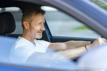 Selbstbewusster reifer Mann am Steuer eines Autos - DIGF20900