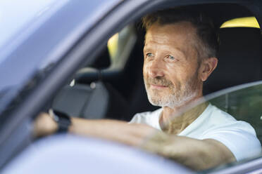 Selbstbewusster reifer Mann am Steuer eines Autos - DIGF20902