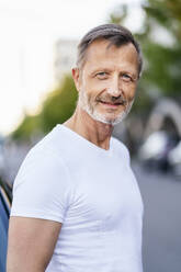Älterer Mann lächelnd in weißem T-Shirt - DIGF20909