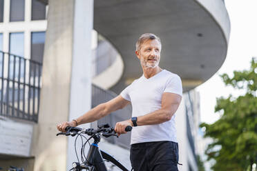 Nachdenklicher Mann mit Elektrofahrrad - DIGF20922