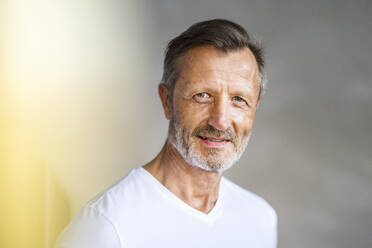 Älterer Mann mit weißem T-Shirt - DIGF20932