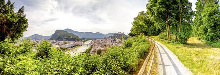 Österreich, Salzburger Land, Salzburg, Stadt am Fluss vom Fußweg aus gesehen - PUF02012