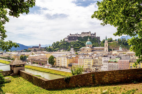 Austria, Salzburger Land, Salzburg, Historic centre with surrounding wall in foreground and Hohensalzburg Fortress in background - PUF02013