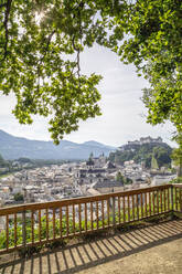 Österreich, Salzburger Land, Salzburg, Historische Altstadt vom Aussichtspunkt aus gesehen - PUF02014