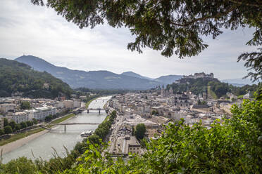 Österreich, Salzburger Land, Salzburg, Blick auf die Stadt am Fluss im Sommer - PUF02015