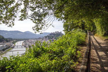 Österreich, Salzburger Land, Salzburg, Stadt am Fluss vom Fußweg aus gesehen - PUF02016