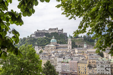 Österreich, Salzburger Land, Salzburg, Historisches Zentrum mit Festung Hohensalzburg im Hintergrund - PUF02017