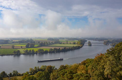 Deutschland, Bayern, Nebel über einem auf der Donau fahrenden Containerschiff bei Regensburg - WWF06577