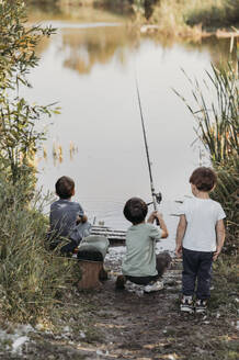 Kinder angeln am Wochenende gemeinsam am Seeufer - ANAF02276