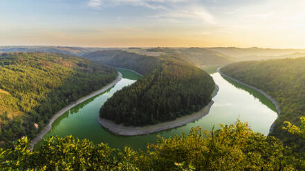 Deutschland, Thüringen, Saaleknie bei Sonnenuntergang - STSF03784